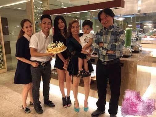 Khánh Thi bị "soi" khi đứng cạnh bố mẹ chồng trẻ đẹp giàu có - 5