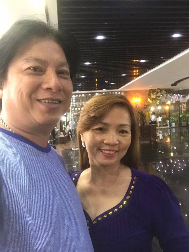 Khánh Thi bị "soi" khi đứng cạnh bố mẹ chồng trẻ đẹp giàu có - 6