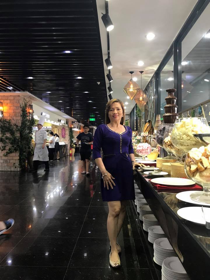 Khánh Thi bị "soi" khi đứng cạnh bố mẹ chồng trẻ đẹp giàu có - 7