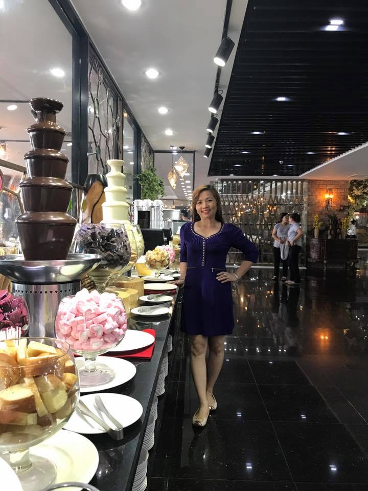 Khánh Thi bị "soi" khi đứng cạnh bố mẹ chồng trẻ đẹp giàu có - 8