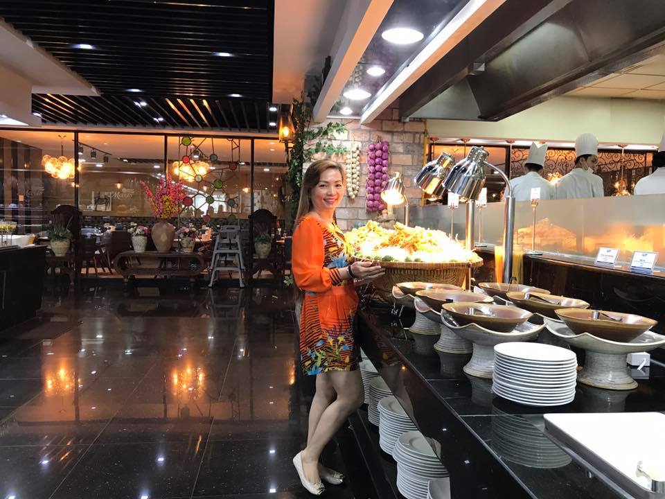 Khánh Thi bị "soi" khi đứng cạnh bố mẹ chồng trẻ đẹp giàu có - 9