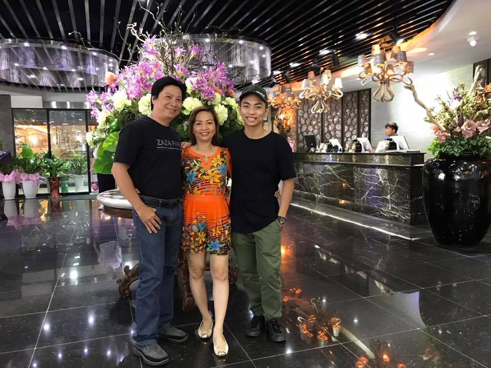 Khánh Thi bị "soi" khi đứng cạnh bố mẹ chồng trẻ đẹp giàu có - 10