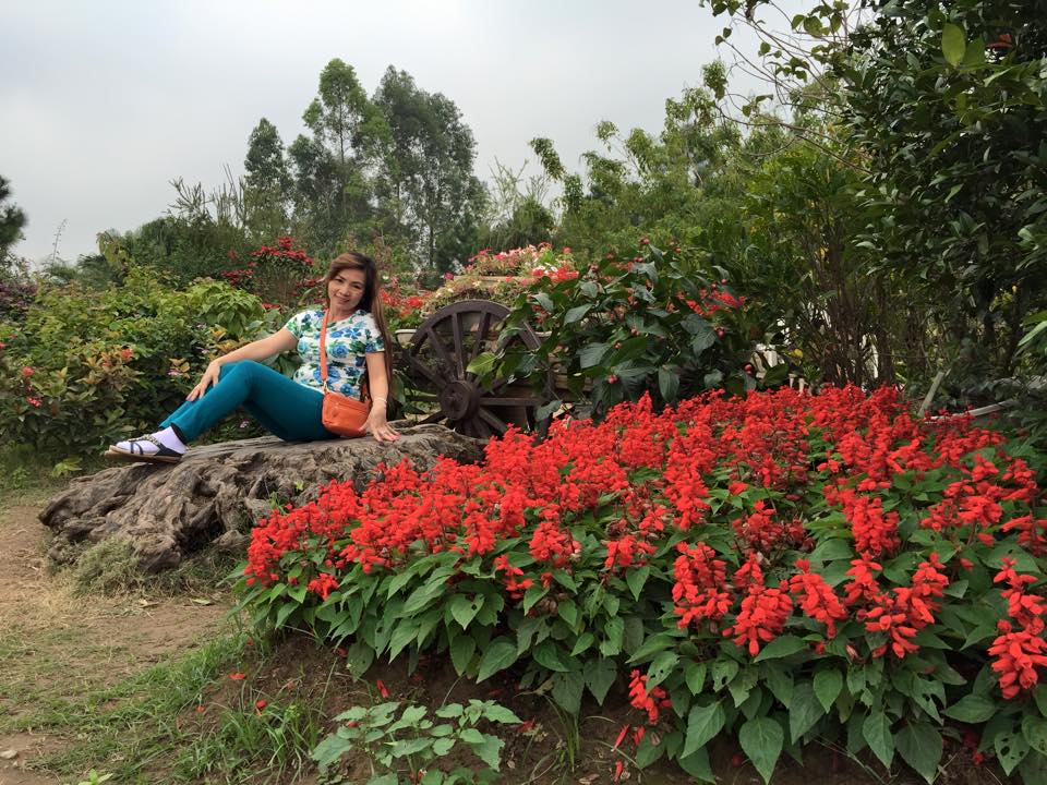 Khánh Thi bị "soi" khi đứng cạnh bố mẹ chồng trẻ đẹp giàu có - 11