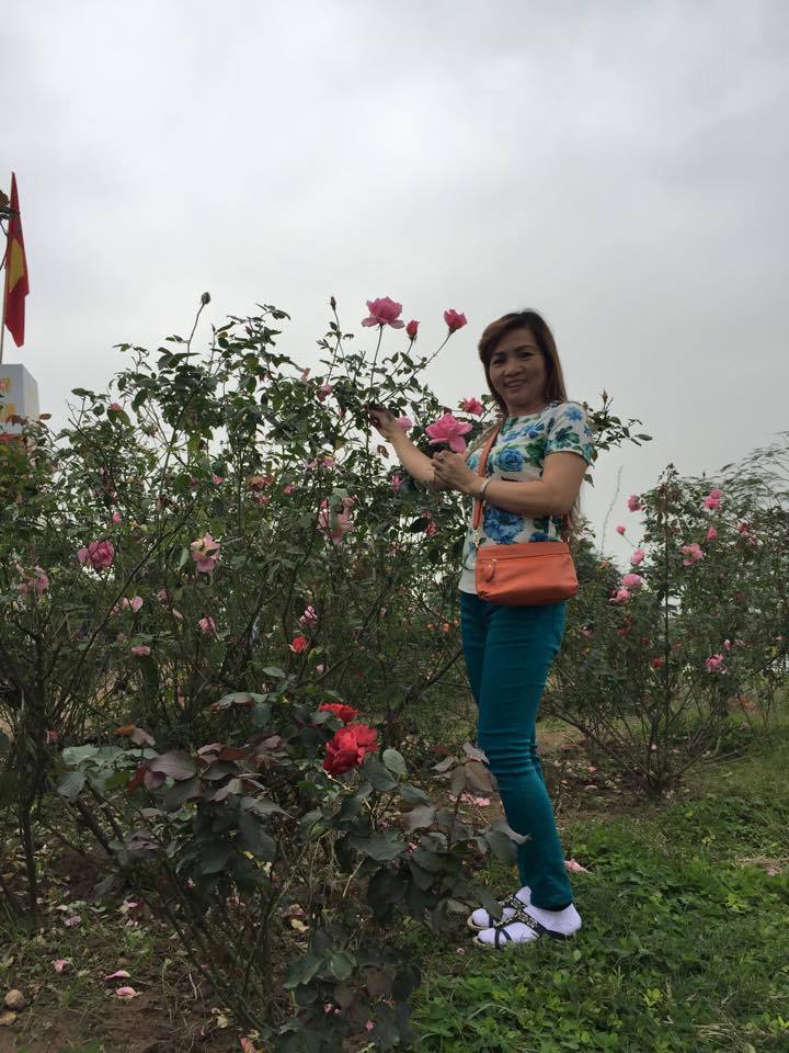 Khánh Thi bị "soi" khi đứng cạnh bố mẹ chồng trẻ đẹp giàu có - 12