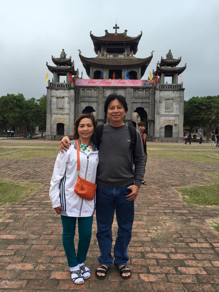 Khánh Thi bị "soi" khi đứng cạnh bố mẹ chồng trẻ đẹp giàu có - 13