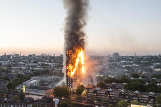Nạn nhân vụ cháy London ôm nệm nhảy từ tầng cao xuống - 1