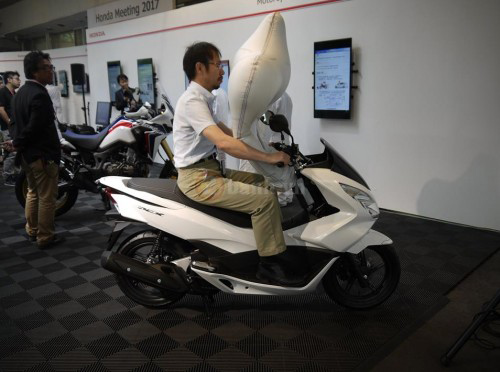 Honda PCX sẽ được trang bị túi khí an toàn như ô tô - 1
