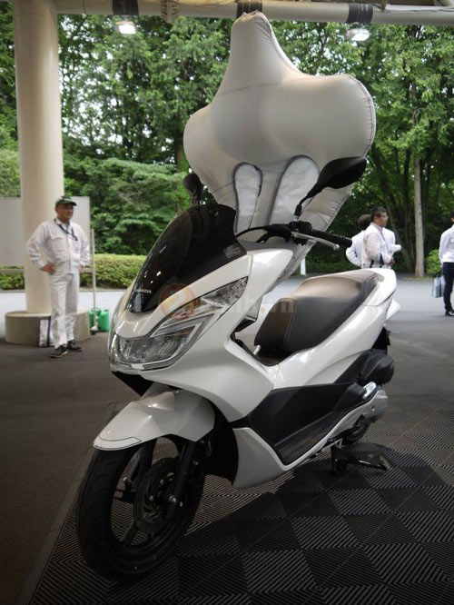 Honda PCX sẽ được trang bị túi khí an toàn như ô tô - 2