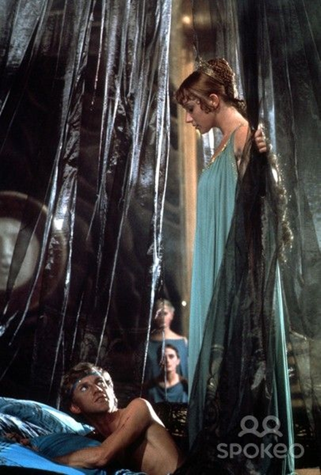 Phim kể về sự sụp đổ của hoàng đế La Mã. Đây là tác phẩm phô diễn nhiều cảnh hở bạo liệt của nữ hoàng thoát y màn bạc Helen Mirren.