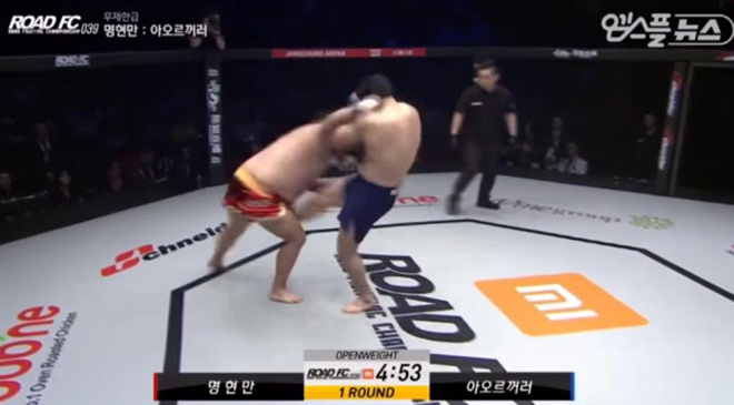 MMA: Dính &#34;đòn hiểm&#34; võ sĩ Trung Quốc ôm háng nhập viện - 1