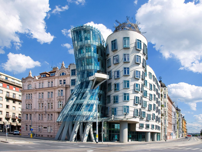 Dancing House ở Prague, Czech được xây dựng năm 1996 để vinh danh các nghệ sĩ khiêu vũ với kiến trúc uyển chuyển tuyệt đẹp.