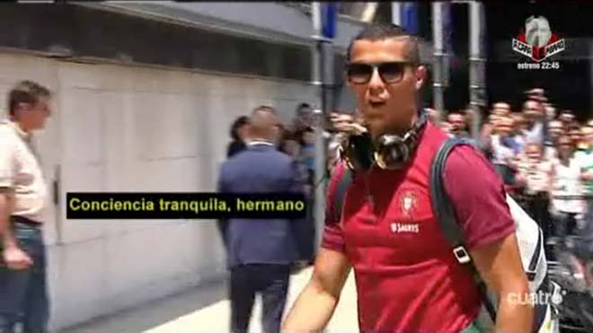 Ronaldo bị tố trốn thuế, vẫn có thì giờ “đò đưa” siêu mẫu - 1