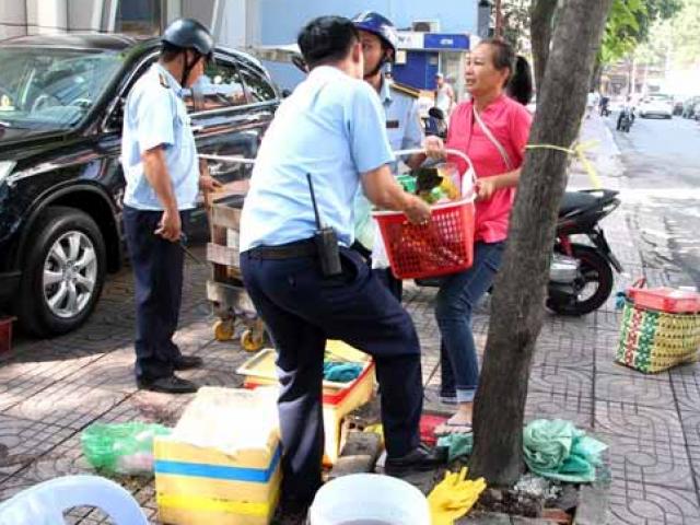 Chủ tịch TP.HCM: ”Đằng sau mỗi gánh hàng rong cũng là cả một gia đình”