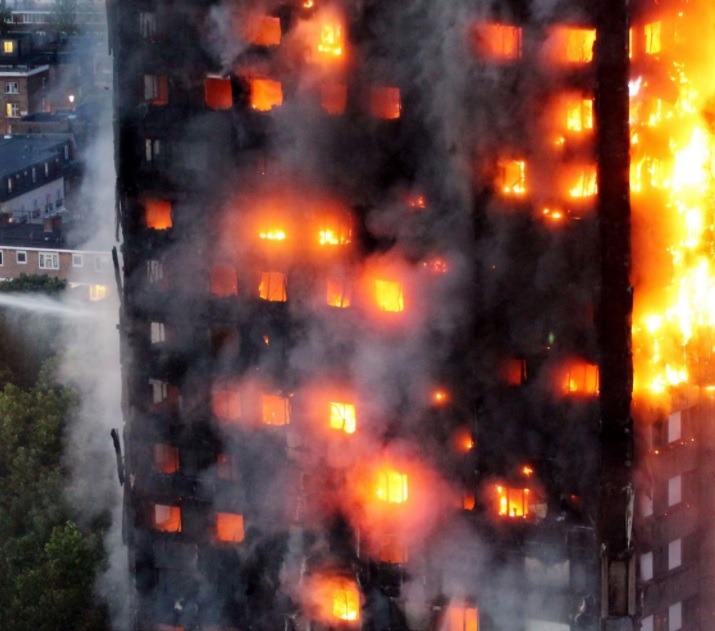 Phát trực tiếp video từ trong tòa nhà cháy kinh dị ở Anh - 3