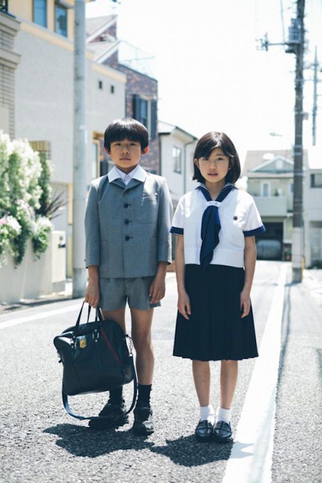 12. Không được phép biến tấu đồng phục dưới mọi hình thức. Học sinh Nhật Bản bắt buộc phải mặc đồng phục tất cả các ngày trong tuần và không được phép “sáng tạo” như cắt ngắn, trang trí thêm phụ kiện,…