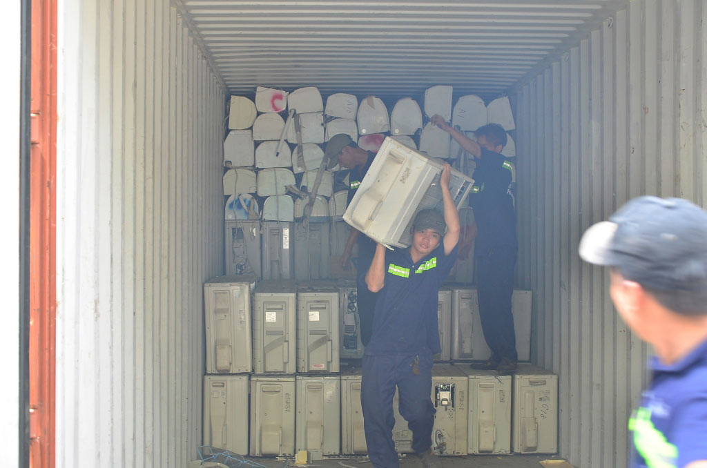 3 container chứa “rác thải” được nhập từ nước ngoài về Việt Nam - 1