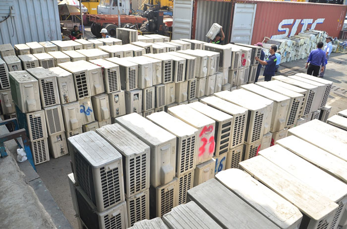 3 container chứa “rác thải” được nhập từ nước ngoài về Việt Nam - 2