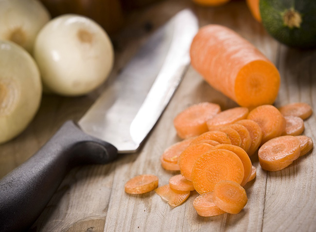1. Cà rốt là 1 trong những thực phẩm cung cấp nhiều chất xơ nhất. Bổ sung cà rốt vào bữa ăn sẽ giúp bạn cảm thấy nhanh no và no lâu hơn, hỗ trợ hệ tiêu hóa, có tác dụng giảm cân hiệu quả.