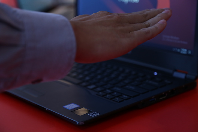 Laptop bảo mật bằng tĩnh mạch lòng bàn tay, giá từ 33 triệu đồng - 1