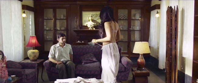 Nữ diễn viên Shilpa Shukla có cảnh bán nude táo bạo trước mặt bạn diễn.