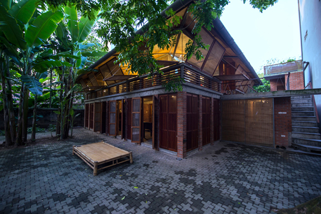 Ngôi nhà có tên “Gentle House”, là sản phẩm của kiến trúc sư Lê Lương Ngọc và cộng sự, tọa lạc tại khu vực Hoàn Kiếm, ngay trung tâm thủ đô Hà Nội.