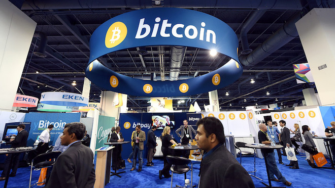 Tiền ảo Bitcoin rớt giá không phanh, nhà đầu tư lo sốt vó - 1