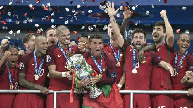 Confederations Cup 2017: Ronaldo vô địch, “knock-out” Messi giành QBV - 1