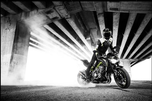 So sánh Triumph Street Triple S 2017 với Kawasaki Z900 2017 - 2