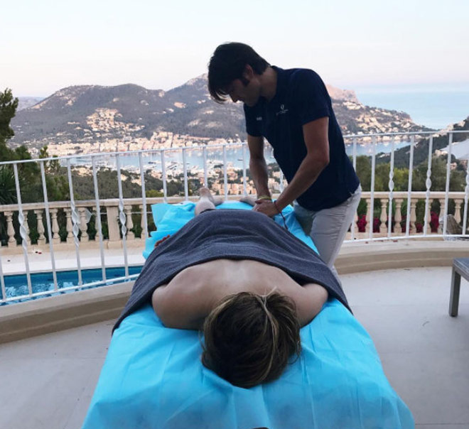 Kiều nữ tennis gây sốt: Tung ảnh hot mặc kệ trai đẹp massage - 4