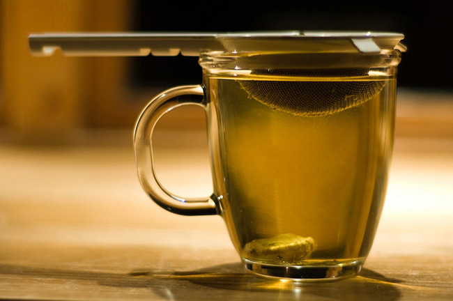 9. Trà xanh/đen pha sữa. Trong trà có chứa chất catechins có lợi cho sức khỏe tim mạch. Trong sữa lại chứa 1 loại protein là casein kết hợp với trà làm giảm lượng catechins.