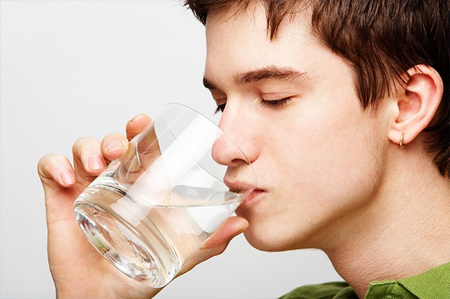 11. Uống nước ngay trước, sau và trong bữa ăn. Theo quy luật, các loại nước có xu hướng chuyển ngay đến ruột mang theo các enzyme, do đó làm ức chế quá trình tiêu hóa ngay sau đó. Vì vậy, các chuyên gia dinh dưỡng khuyến cáo nên uống nước ít nhất 20 phút trước và 1 tiếng sau khi ăn, đặc biệt không nên vừa ăn vừa uống.