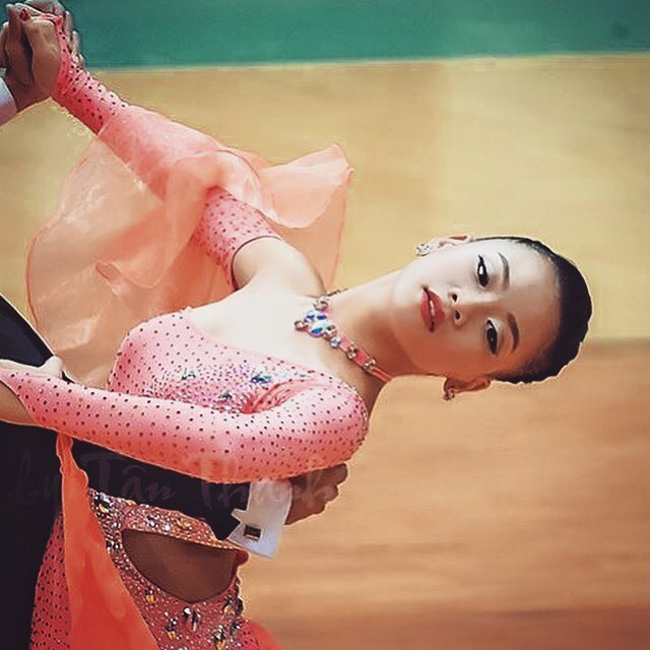 Phan Nguyễn Quỳnh Hương (sinh năm 1999, Hà Nội) là hoa khôi của làng dancesport Việt. 