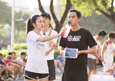 Khâu áo, đút cơm, Trường Giang hay Ông Cao Thắng "nịnh đầm" giỏi hơn? - 11