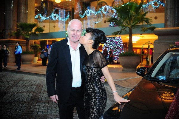 Khâu áo, đút cơm, Trường Giang hay Ông Cao Thắng "nịnh đầm" giỏi hơn? - 12