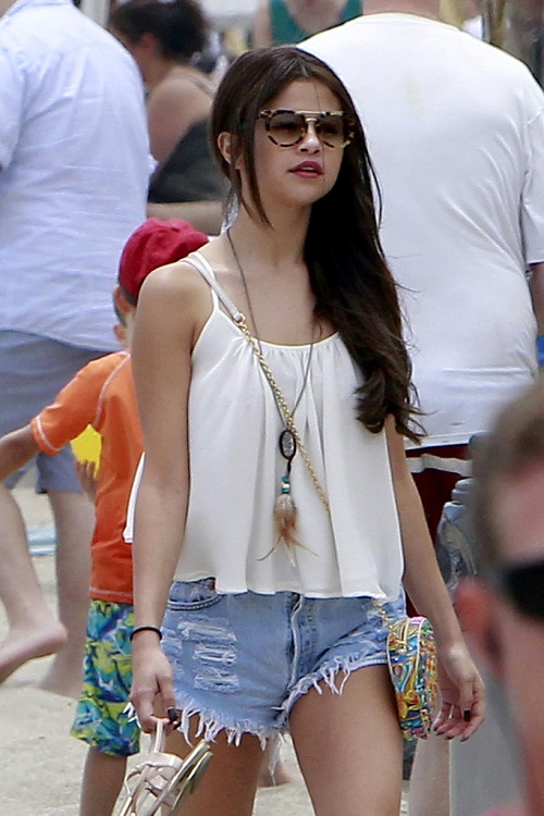 Trước khi yêu triệu phú, Selena Gomez mặc ngắn hơn 5cm - 1