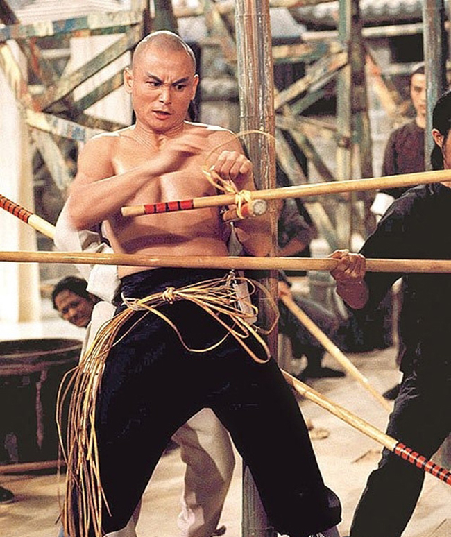 Lưu Gia Huy cũng là một siêu sao võ thuật có tiếng từ nhiều vai diễn trong Hoàng Phi Hồng Thách Đấu Lục A Thá, Thiếu Lâm tam thập lục phòng...