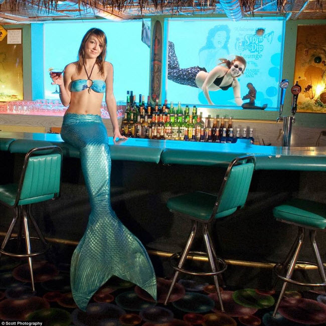 Sip 'n Dip Lounge, Mỹ: Quán bar ở thành phố Great Falls thuộc bang Montana có hình thức giải trí vô cùng độc đáo, với “các nàng tiêng cá” bơi trong bể kính. Màn trình diễn ấn tượng này được tổ chức vào 5 đêm mỗi tuần.