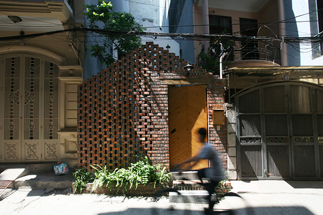 Ngôi nhà nằm trong một phố Hà Nội điển hình được thiết kế cho một thanh niên vừa mới trở về quê hương sau một thời gian dài sống ở nước ngoài.