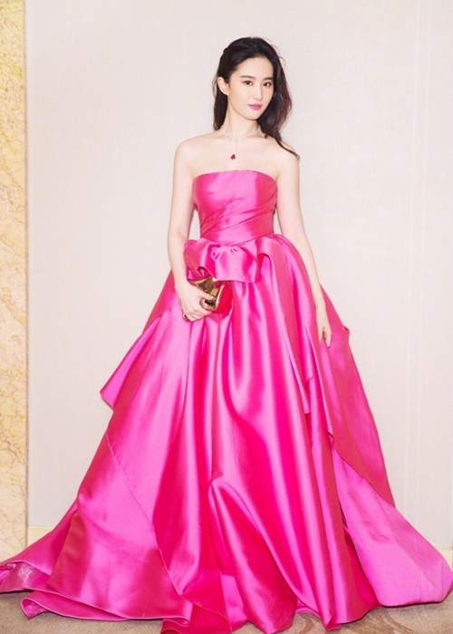 Lưu Diệc Phi đẹp lấn át Châu Tấn, Dương Mịch trên thảm đỏ - 4