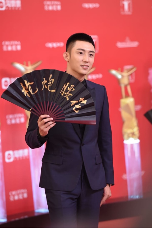 Lưu Diệc Phi đẹp lấn át Châu Tấn, Dương Mịch trên thảm đỏ - 2