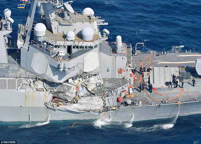 Cận cảnh chiến hạm 1,5 tỷ USD Mỹ bị tàu hàng đâm hỏng - 1