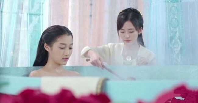 Nhiều cảnh trên phim cổ trang Trung Quốc hiện lên rất lung linh. Đặc biệt cảnh các nhân vật nữ tắm trong bồn rất huyền ảo.
