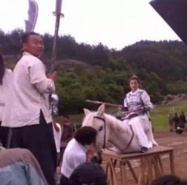 Việc đưa mô hình ngựa giả vào cảnh quay phim cổ trang Trung Quốc cũng chẳng còn là chuyện hiếm, giống như việc khán giả đã quen với việc "bị lừa" như thế này rồi.