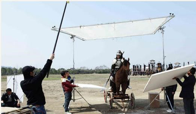 Có lúc đoàn phim Trung Quốc còn thực hiện cảnh quay phi ngựa trên một chiếc xe kéo như thế này.