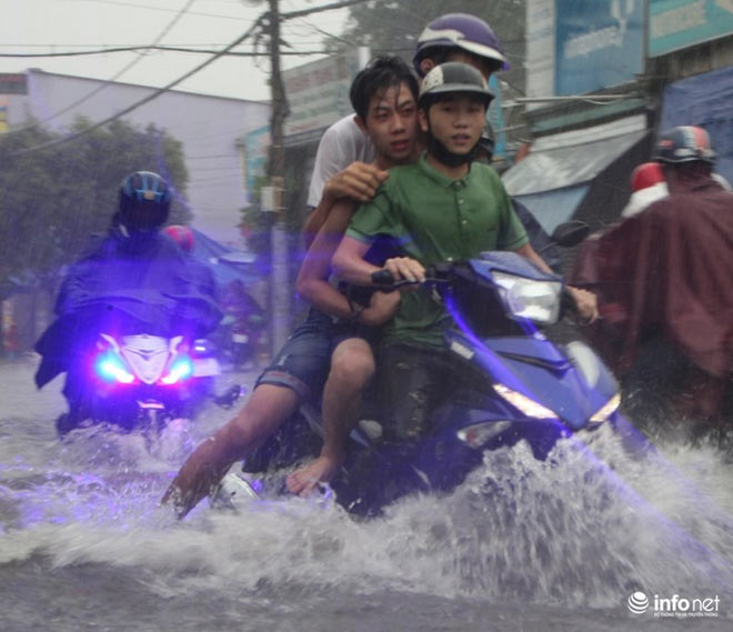 TP.HCM: Người dân lại “bơi” trong cơn mưa trắng trời, xe chết máy la liệt - 5