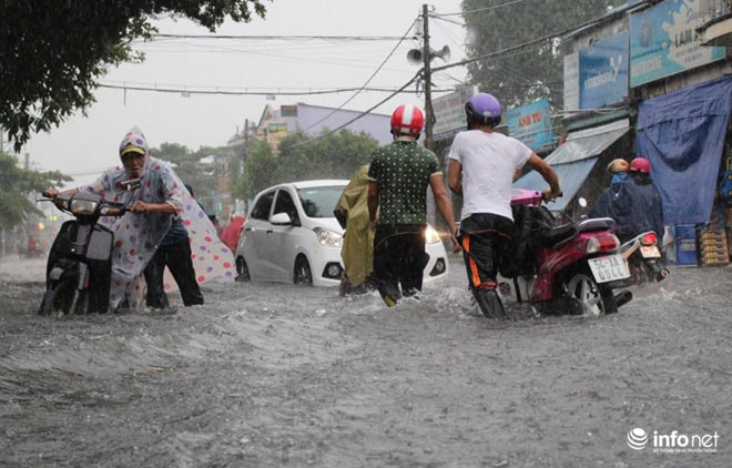 TP.HCM: Người dân lại “bơi” trong cơn mưa trắng trời, xe chết máy la liệt - 6