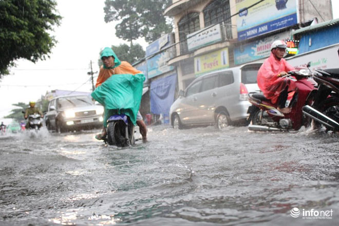 TP.HCM: Người dân lại “bơi” trong cơn mưa trắng trời, xe chết máy la liệt - 11