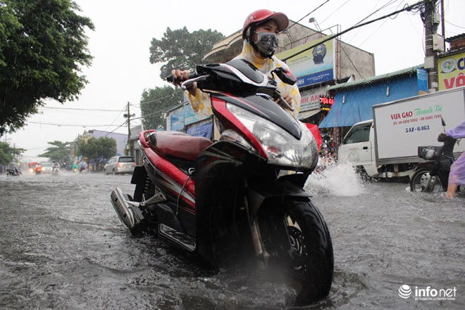 TP.HCM: Người dân lại “bơi” trong cơn mưa trắng trời, xe chết máy la liệt - 8