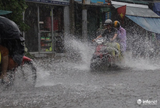 TP.HCM: Người dân lại “bơi” trong cơn mưa trắng trời, xe chết máy la liệt - 2