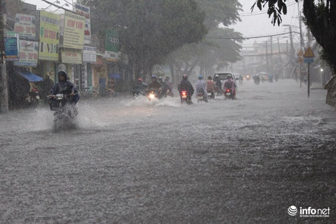 TP.HCM: Người dân lại “bơi” trong cơn mưa trắng trời, xe chết máy la liệt - 1